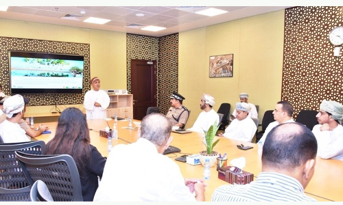 വി​ദേ​ശ മാ​ധ്യ​മ​സം​ഘം ദോ​ഫാ​റി​ലെ വി​വി​ധ സ്ഥാ​പ​ന​ങ്ങ​ൾ സ​ന്ദ​ർ​ശി​ച്ചു