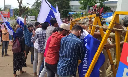 അടിവസ്ത്രം അഴിപ്പിച്ച സംഭവം: വിദ്യാർഥി സംഘടനകളുടെ പ്രതിഷേധം അക്രമാസക്തം