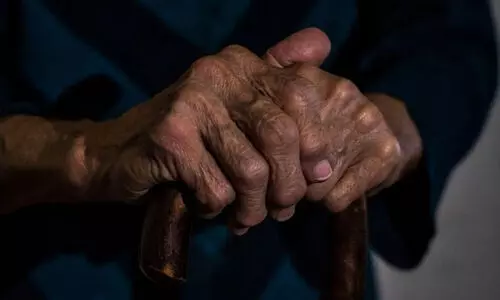 പ്രായമായ പിതാവ് ​വേറെ താമസിച്ചാലും സംരക്ഷിക്കേണ്ടത് മകൻ; ഉത്തരവാദിത്തത്തിൽ നിന്ന് ഒഴിഞ്ഞുമാറാൻ കഴിയില്ല -ബോംബെ ഹൈകോടതി