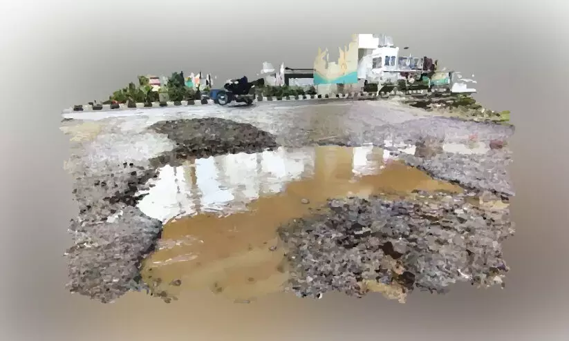 പൊളിഞ്ഞ റോഡുകൾ: ജനം എല്ലാം സഹിക്കുന്നു -ഹൈകോടതി പൊളിഞ്ഞ റോഡുകൾ: ജനം എല്ലാം സഹിക്കുന്നു -ഹൈകോടതി