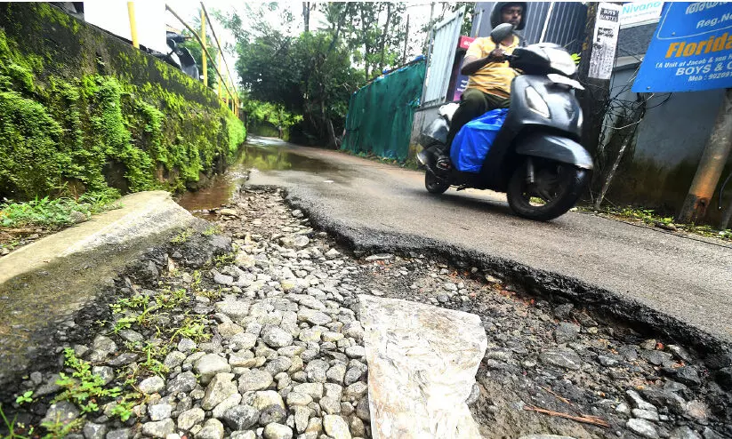 റോഡിൽ ചളിവെള്ളക്കെട്ട്