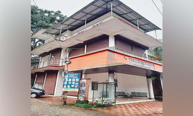 കെട്ടിടം നോക്കുകുത്തി; പഞ്ചായത്തിന് വരുമാനനഷ്ടം കെട്ടിടം നോക്കുകുത്തി; പഞ്ചായത്തിന് വരുമാനനഷ്ടം