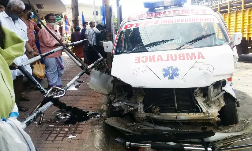 ആംബുലന്സ് നടപ്പാതയിലേക്ക് ഇടിച്ചുകയറി ഒരാള്ക്ക് പരിക്ക് ആംബുലന്സ് നടപ്പാതയിലേക്ക് ഇടിച്ചുകയറി ഒരാള്ക്ക് പരിക്ക്