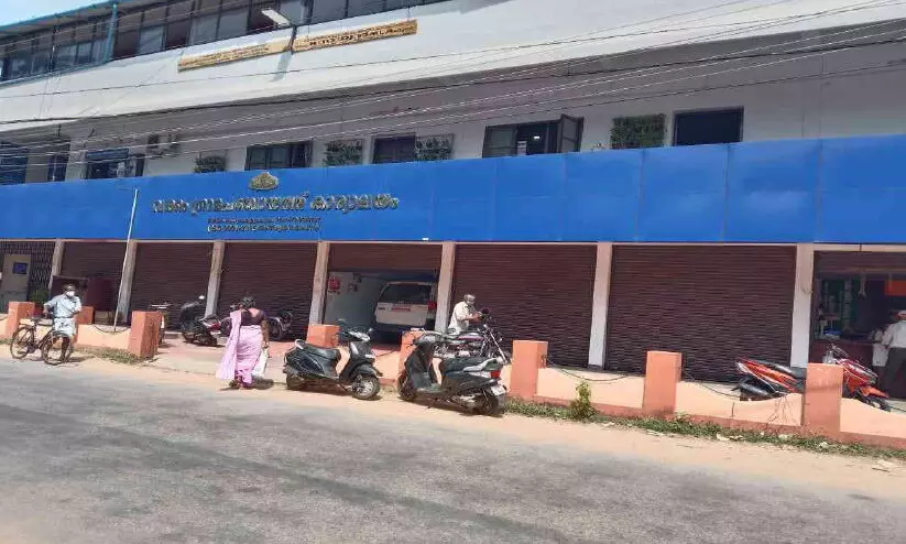 പരിമിതികളിൽ വലഞ്ഞ് ഓഫിസുകൾ പരിമിതികളിൽ വലഞ്ഞ് ഓഫിസുകൾ