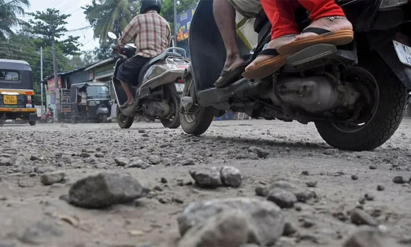 റോഡ് ശോച്യാവസ്ഥയിൽ; ജനത്തിന് ദുരിതയാത്ര റോഡ് ശോച്യാവസ്ഥയിൽ; ജനത്തിന് ദുരിതയാത്ര