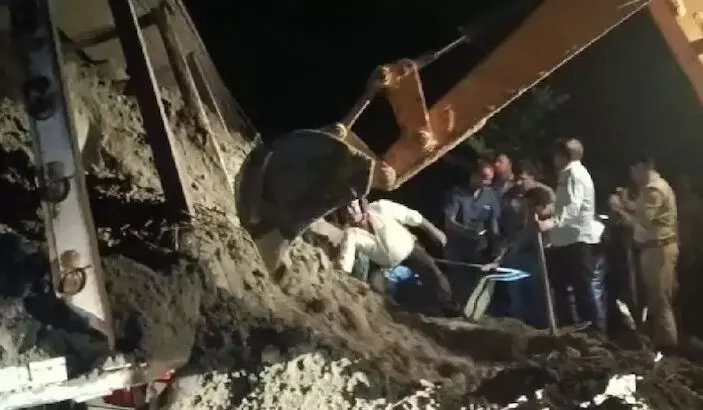 truck overturns on moving car in UP’s Raebareli