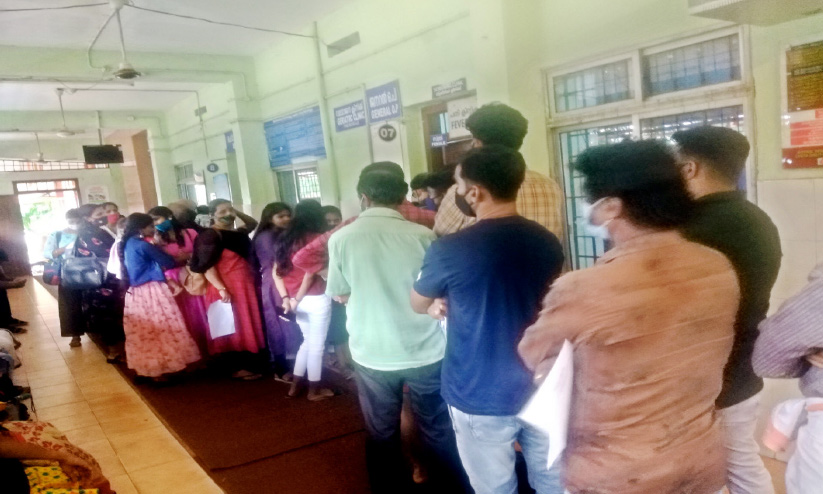 ജില്ല ആശുപത്രിയിൽ ഉച്ചക്കുശേഷം ഏക ഡോക്ടർ; വരിനിന്ന് നടുവൊടിഞ്ഞ് രോഗികൾ ജില്ല ആശുപത്രിയിൽ ഉച്ചക്കുശേഷം ഏക ഡോക്ടർ; വരിനിന്ന് നടുവൊടിഞ്ഞ് രോഗികൾ