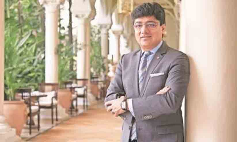 മഹാരാഷ്ട്രയിൽ കുടുംബത്തോടൊപ്പം കാറിനുള്ളിൽ തീയിട്ട വ്യാപാരി മരിച്ചു മഹാരാഷ്ട്രയിൽ കുടുംബത്തോടൊപ്പം കാറിനുള്ളിൽ തീയിട്ട വ്യാപാരി മരിച്ചു