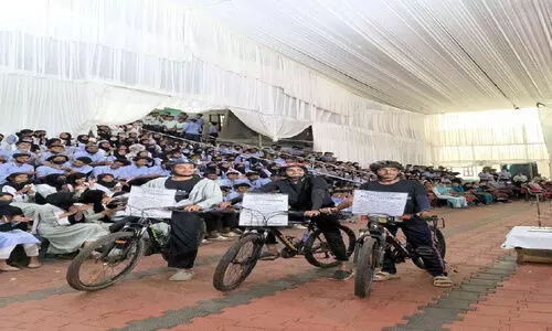 കിടപ്പിലായവർക്ക് ലോകം കാണാൻ വഴിതേടി വിദ്യാർഥികൾ