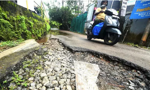 റോഡിൽ ചളിവെള്ളക്കെട്ട് റോഡിൽ ചളിവെള്ളക്കെട്ട്