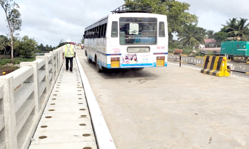 എ.സി റോഡിൽ യാത്രദുരിതം​ ഇരട്ടിയായി; പണിതീരുന്നതും കാത്ത്​ നാട്ടുകാർ
