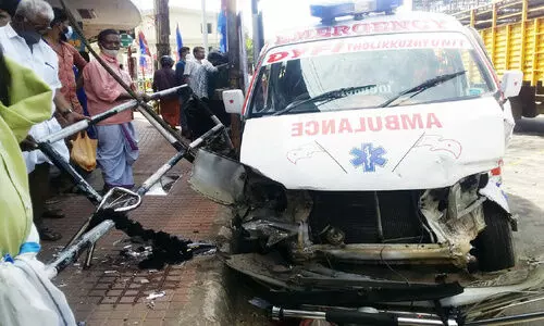 ആംബുലന്‍സ് നടപ്പാതയിലേക്ക് ഇടിച്ചുകയറി ഒരാള്‍ക്ക് പരിക്ക്