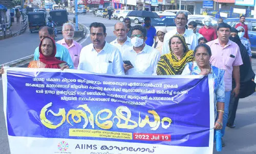 എ​ൻ​ഡോ​സ​ൾ​ഫാ​ൻ ദു​രി​ത​ബാ​ധി​ത​രു​ടെ മ​ര​ണം: പ്ര​ക​ട​നം ന​ട​ത്തി