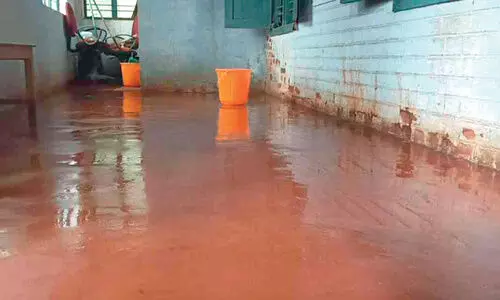 മ​ഴ പെ​യ്താ​ൽ കു​ട ചൂ​ട​ണം ഈ ​വി​ല്ലേ​ജ് ഓ​ഫി​സി​ന​ക​ത്ത്