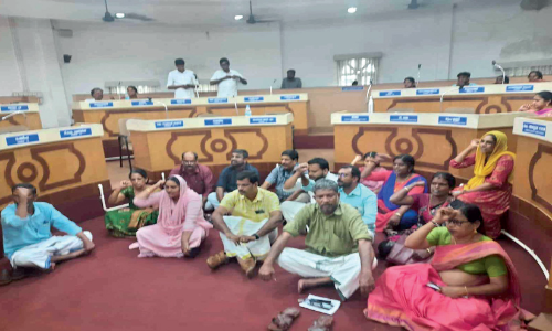 ഒറ്റപ്പാലം നഗരസഭ കൗൺസിൽ യോഗം; ഭരണപക്ഷം നടുത്തളത്തിൽ കുത്തിയിരുപ്പ് സമരം നടത്തി ഒറ്റപ്പാലം നഗരസഭ കൗൺസിൽ യോഗം; ഭരണപക്ഷം നടുത്തളത്തിൽ കുത്തിയിരുപ്പ് സമരം നടത്തി