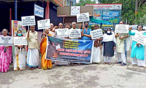 വ​ഴി വി​ള​ക്ക് സ​മ​രം 183ാം ദി​വ​സം,  ന​ഗ​ര​സ​ഭ​ക്ക് മു​ന്നി​ൽ സ​ത്യ​ഗ്ര​ഹം