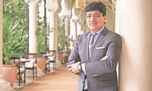 മഹാരാഷ്ട്രയിൽ കുടുംബത്തോടൊപ്പം കാറിനുള്ളിൽ തീയിട്ട വ്യാപാരി മരിച്ചു