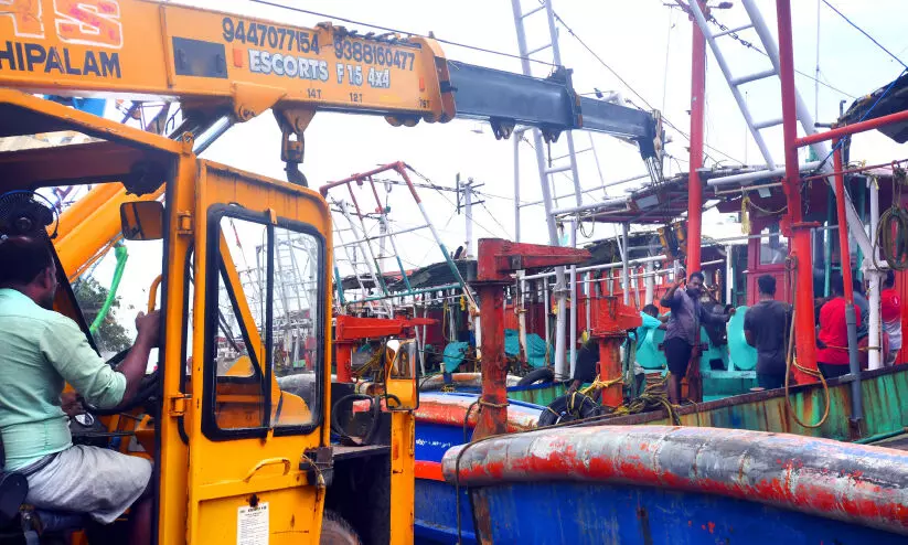 ട്രോളിങ്​ നിരോധം തീരാൻ 10 ദിവസസം; കടപ്പുറത്ത്​ തിരക്കിട്ട ഒരുക്കം