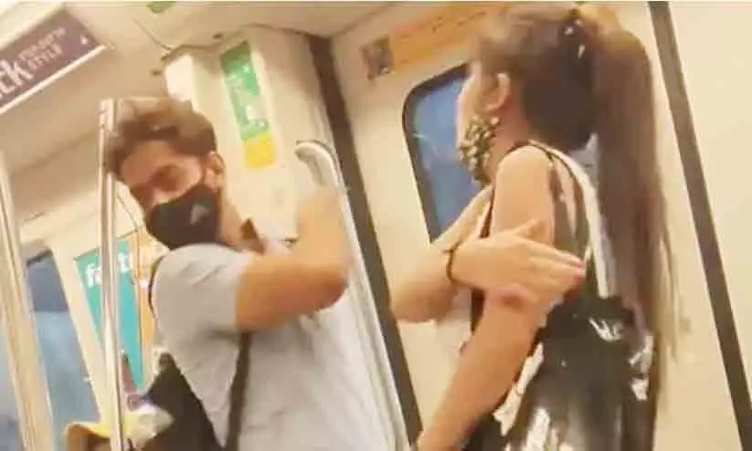 ടീഷർട്ടിന്റെ വിലയുടെ പേരിൽ ഡൽഹി മെട്രോയിൽ ദമ്പതികൾ ഏറ്റുമുട്ടി; വിഡിയോ ഏറ്റെടുത്ത് നെറ്റിസൺസ് ടീഷർട്ടിന്റെ വിലയുടെ പേരിൽ ഡൽഹി മെട്രോയിൽ ദമ്പതികൾ ഏറ്റുമുട്ടി; വിഡിയോ ഏറ്റെടുത്ത് നെറ്റിസൺസ്