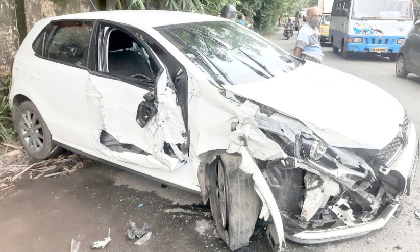 കാറും ബസും കൂട്ടിയിടിച്ച് വനിത ഡോക്ടർക്ക് പരിക്ക് കാറും ബസും കൂട്ടിയിടിച്ച് വനിത ഡോക്ടർക്ക് പരിക്ക്