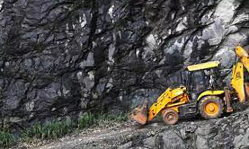 അനധികൃത പാറഖനനം: ഉപകരണവും വാഹനങ്ങളും പിടിച്ചെടുത്തു അനധികൃത പാറഖനനം: ഉപകരണവും വാഹനങ്ങളും പിടിച്ചെടുത്തു