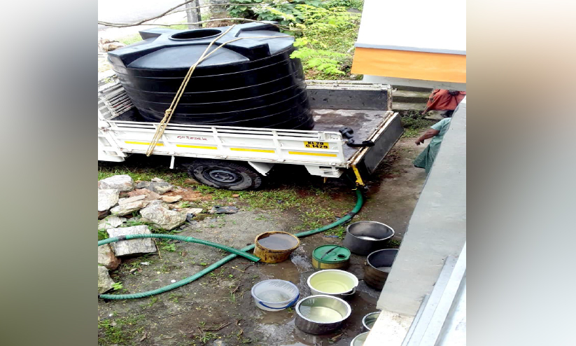 ജലവിതരണം മുടങ്ങിയിട്ട് ഒരുമാസം; നടപടിയില്ല ജലവിതരണം മുടങ്ങിയിട്ട് ഒരുമാസം; നടപടിയില്ല