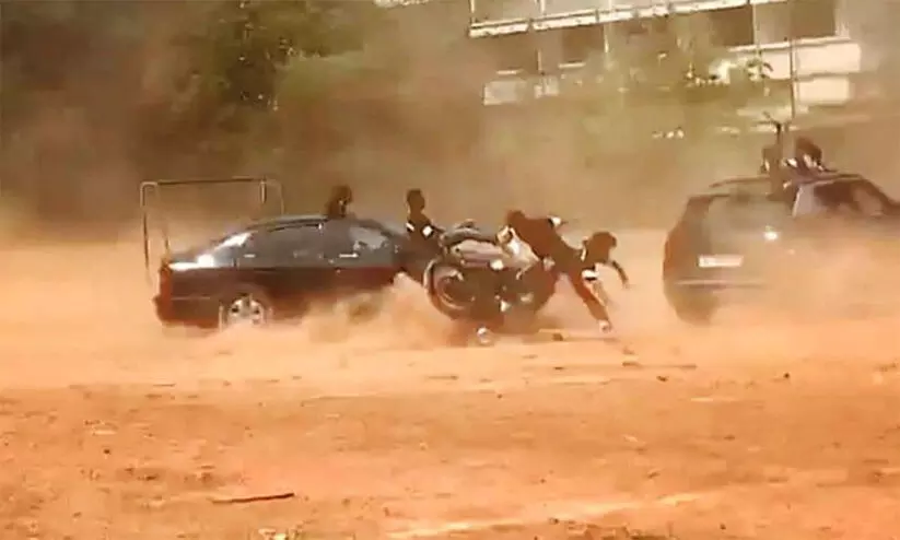 സ്കൂൾ സമയത്ത് യുവാക്കളുടെ ബൈക്ക് അഭ്യാസം; രണ്ട് വിദ്യാർഥിനികൾക്ക് പരിക്ക്