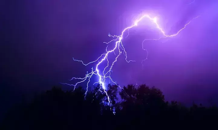 ഇടിമിന്നലേറ്റ് ഒരു കുടുംബത്തിലെ രണ്ട് പേർ മരിച്ചു ഇടിമിന്നലേറ്റ് ഒരു കുടുംബത്തിലെ രണ്ട് പേർ മരിച്ചു