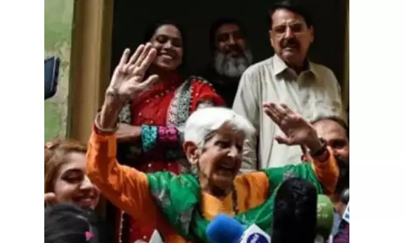 ഒടുവിൽ റീന ഛിബ്ബർ വീട്ടിെലത്തി; സന്തോഷത്തിൽ മതിമറന്ന് 90കാരി ഒടുവിൽ റീന ഛിബ്ബർ വീട്ടിെലത്തി; സന്തോഷത്തിൽ മതിമറന്ന് 90കാരി