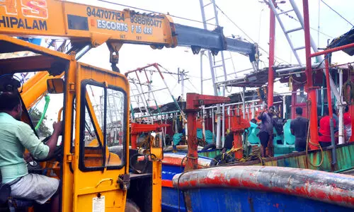 ട്രോളിങ്​ നിരോധം തീരാൻ 10 ദിവസസം; കടപ്പുറത്ത്​ തിരക്കിട്ട ഒരുക്കം