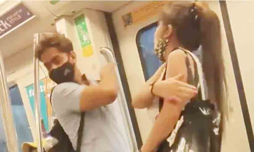 ടീഷർട്ടിന്റെ വിലയുടെ പേരിൽ ഡൽഹി മെട്രോയിൽ ദമ്പതികൾ ഏറ്റുമുട്ടി