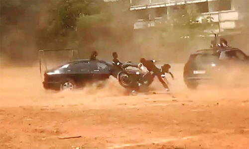 സ്കൂൾ സമയത്ത് യുവാക്കളുടെ ബൈക്ക് അഭ്യാസം; രണ്ട് വിദ്യാർഥിനികൾക്ക് പരിക്ക്