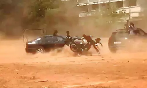 സ്കൂൾ സമയത്ത് യുവാക്കളുടെ ബൈക്ക് അഭ്യാസം; രണ്ട് വിദ്യാർഥിനികൾക്ക് പരിക്ക്