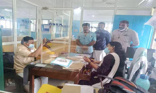 നിലാവ് പദ്ധതി നടത്തിപ്പിൽ വീഴ്ച, കെ.എസ്.ഇ.ബി ഓഫിസിൽ കോൺഗ്രസ് സമരം