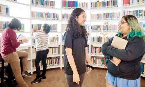 വിദ്യാർഥികൾക്ക് ഡ്രസ് കോഡുമായി മുംബൈയിലെ ഉന്നത കോളജുകൾ; പ്രതിഷേധവുമായി പഠിതാക്കൾ