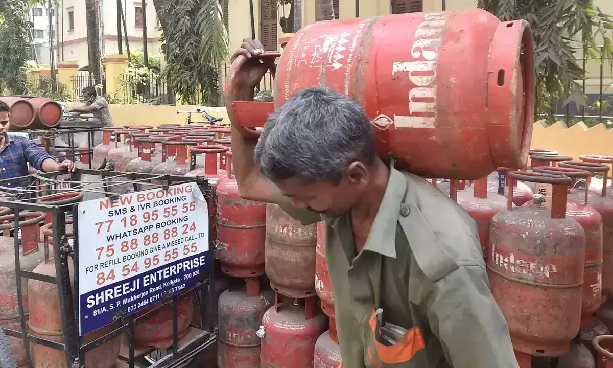 മൂന്നു വർഷത്തിനിടെ പാചകവാതകവില വർധിപ്പിച്ചത് 32 തവണ