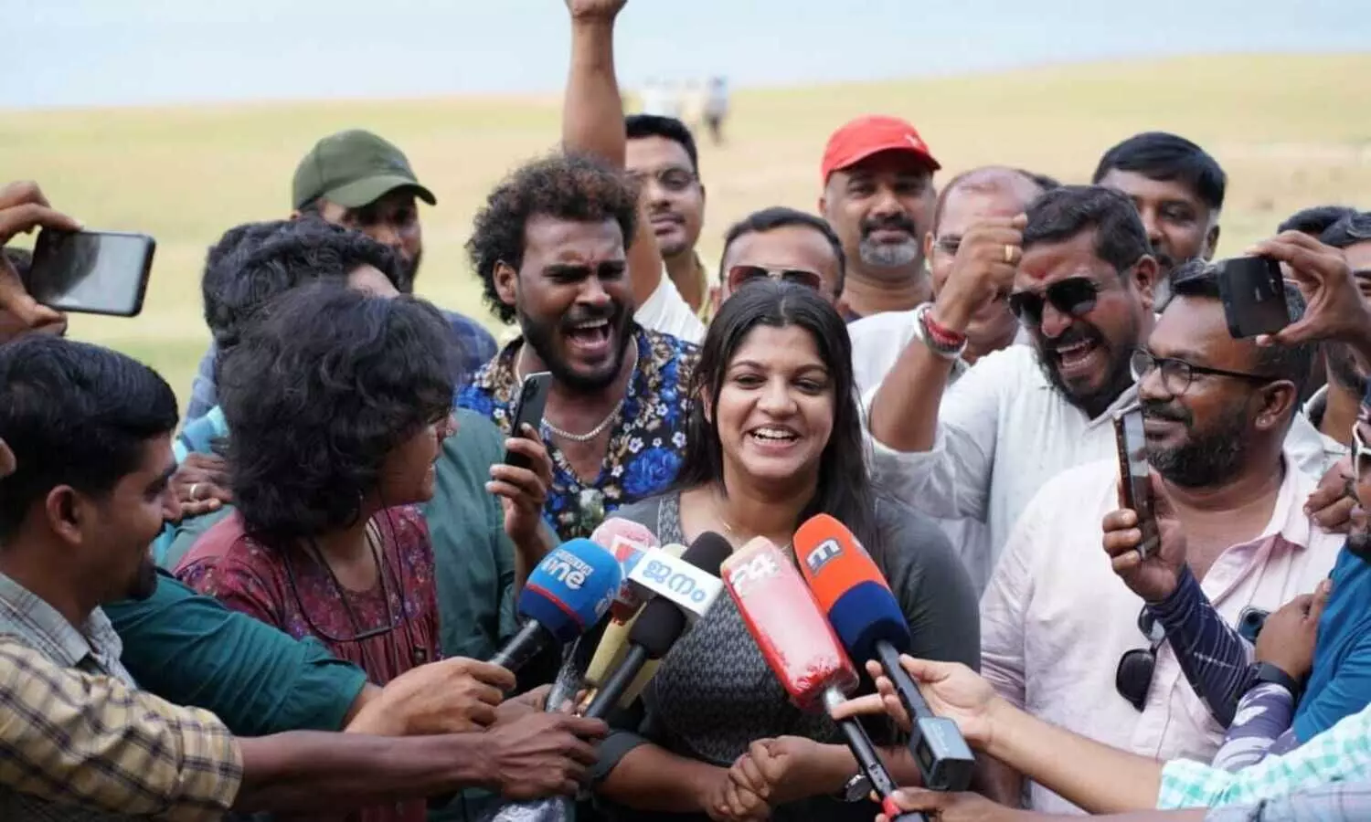 ദേശീയ പുരസ്കാരം ഇനി ഉത്തരത്തിന്റെ സെറ്റിൽ ആഘോഷിച്ച് അപർണ