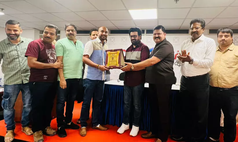 ന​ട​ൻ ശ​ങ്ക​റി​നെ ആ​ദ​രി​ച്ചു