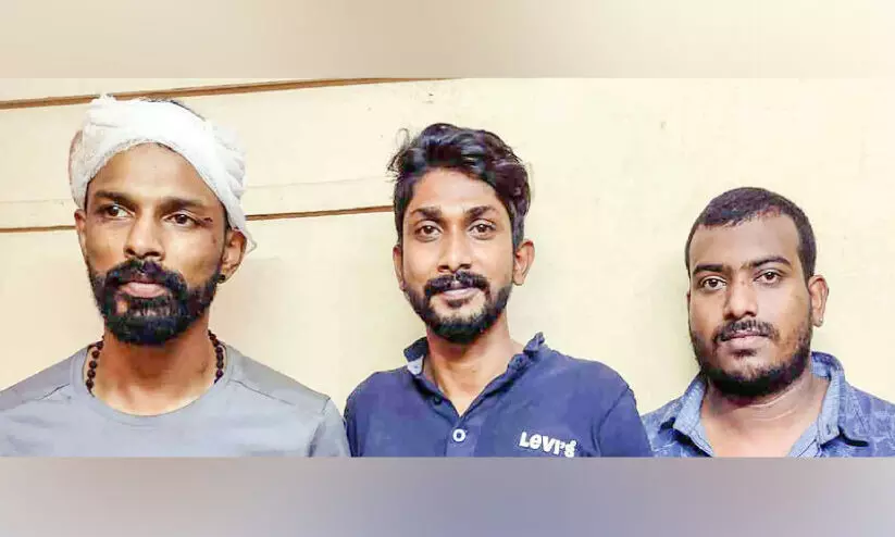 ബാർ ജീവനക്കാരനെ മർദിച്ച സംഭവത്തിൽ മൂന്ന് പേർ അറസ്റ്റിൽ ബാർ ജീവനക്കാരനെ മർദിച്ച സംഭവത്തിൽ മൂന്ന് പേർ അറസ്റ്റിൽ