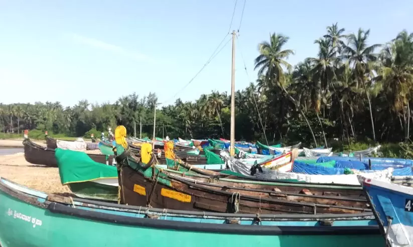 ഇന്ധനമില്ല; മീൻപിടിത്ത തോണികൾ കടപ്പുറത്ത്