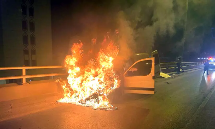 തീപിടിക്കാനിടയുള്ള വസ്തുക്കൾ വാഹനങ്ങളിൽ സൂക്ഷിക്കരുത് തീപിടിക്കാനിടയുള്ള വസ്തുക്കൾ വാഹനങ്ങളിൽ സൂക്ഷിക്കരുത്