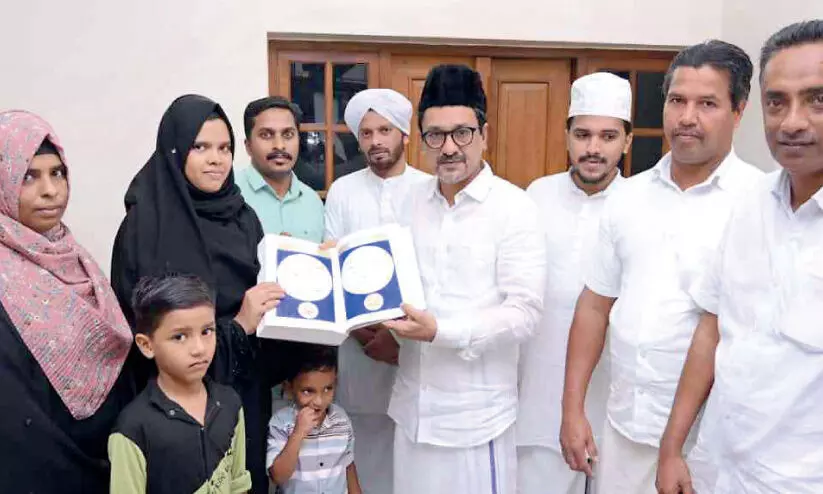 സ്വന്തം കൈപ്പടയിൽ എഴുതിയ ഖുർആനുമായി ഷഹന മോൾ സാദിഖലി ശിഹാബ് തങ്ങളുടെ വസതിയിൽ സ്വന്തം കൈപ്പടയിൽ എഴുതിയ ഖുർആനുമായി ഷഹന മോൾ സാദിഖലി ശിഹാബ് തങ്ങളുടെ വസതിയിൽ