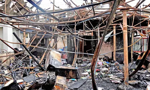 മർകസ് കോംപ്ലക്സിലെ തീപിടിത്തം: ഒഴിവായത് വൻ അപകടം മർകസ് കോംപ്ലക്സിലെ തീപിടിത്തം: ഒഴിവായത് വൻ അപകടം