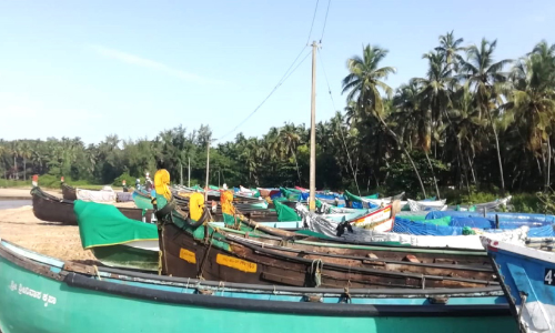 ഇന്ധനമില്ല; മീൻപിടിത്ത തോണികൾ കടപ്പുറത്ത്