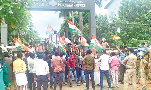 ബത്തേരി താലൂക്ക് ആശുപത്രിയിൽ ശോച്യാവസ്ഥ, യൂത്ത് കോൺഗ്രസ് മാർച്ചിൽ നേരിയ സംഘർഷം