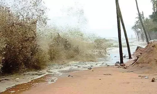 കടൽ കയറി ഇങ്ങെത്തി; ആര് തടയും? കടൽ കയറി ഇങ്ങെത്തി; ആര് തടയും?