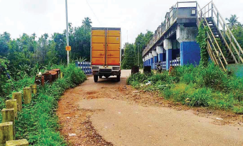 ആ​റ്റ​പ്പി​ള്ളി പാ​ലം; അപ്രോച്ച് റോഡ് പുനര്‍നിര്‍മിച്ചില്ല, ആശങ്കയില്‍ നാട്ടുകാർ