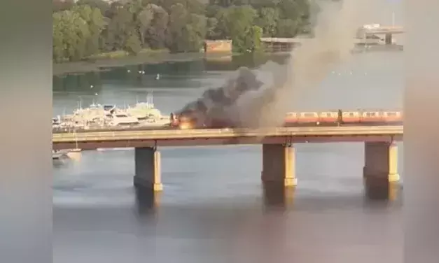 ബോസ്റ്റണിൽ പാലത്തിൽവെച്ച് തീവണ്ടിക്ക് തീപിടിച്ചു; നദിയിലേക്ക് എടുത്തുചാടി യുവതി, ഞെട്ടിക്കും ദൃശ്യങ്ങൾ