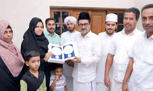 സ്വന്തം കൈപ്പടയിൽ എഴുതിയ ഖുർആനുമായി ഷഹന മോൾ സാദിഖലി ശിഹാബ് തങ്ങളുടെ വസതിയിൽ