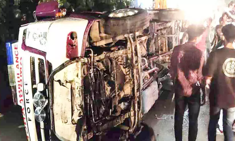 ആംബുലൻസ് മറിഞ്ഞ് രോഗിയടക്കം ആറ് പേർക്ക് പരിക്ക് ആംബുലൻസ് മറിഞ്ഞ് രോഗിയടക്കം ആറ് പേർക്ക് പരിക്ക്